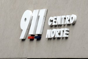 En lo que va del año el servicio del 911 ha atendido 463 "incidencias" o llamadas desde botones de alarma del transporte público(colectivos, taxis y remises) en la ciudad de Santa Fe y otras 177 incidencias por violencia de género, provenientes de botones antipánico. Para todos esos casos no habrá cambios. Rara vez resultan en una falsa alarma. Crédito: Guillermo Di Salvatore.