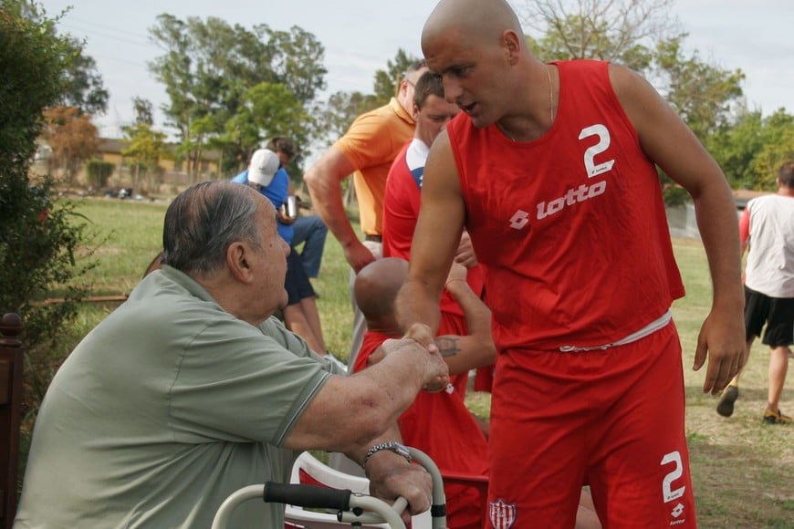 Angel Malvicino saluda a Mauro Laspada en el predio Casasol, de su propiedad, cuando era presidente de Unión y el plantel ya se entrenaba en dicho lugar.