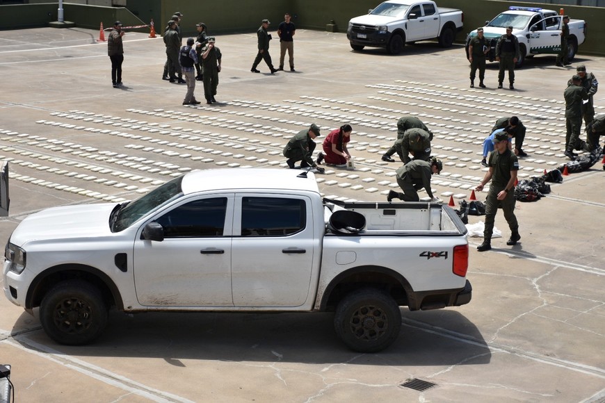 Los oficiales federales contando la droga.