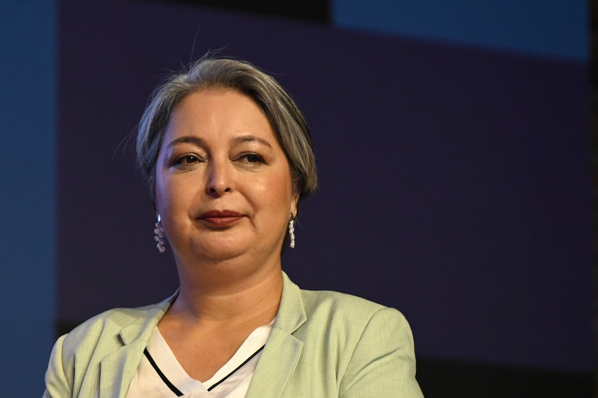 (251104) -- SANTIAGO, 4 noviembre, 2025 (Xinhua) -- La candidata a la Presidencia chilena, abanderada de la izquierda y el oficialismo, Jeannette Jara, asiste al debate presidencial chileno organizado por la Asociación de Radiodifusoras de Chile, en Santiago, capital de Chile, el 4 de noviembre 2025. La migración, derechos humanos y economía fueron los tópicos principales en el debate presidencial chileno celebrado el martes, con miras a las elecciones presidenciales del próximo 16 de noviembre. (Xinhua/Jorge Villegas) (jv) (jg) (ra) (ce)