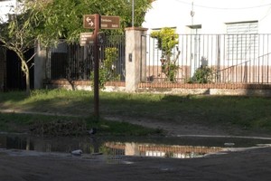 En las calles más bajas de Colastiné Norte el agua sigue acumulada.