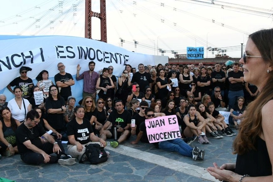 Fernanda Deluca (esposa de Trigatti) encabezó una protesta en la costanera santafesina. Foto: Flavio Raina