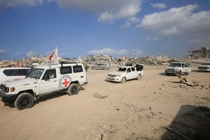 La Cruz Roja transporta el cuerpo del soldado israelí Hadar Goldin, según informes, un día después de que fuera encontrado bajo los escombros de viviendas palestinas en Deir al Balah. Foto: REUTERS / Dawoud Abu Alkas.