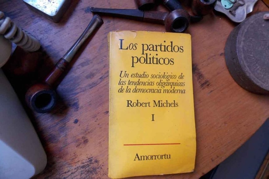 Portada de una de las ediciones en castellano de la obra "Los partidos políticos", de Robert Michels, gran especialista en el comportamiento político de las élites intelectuales. En ella elabora y describe su famosa "ley de hierro de la oligarquía".
