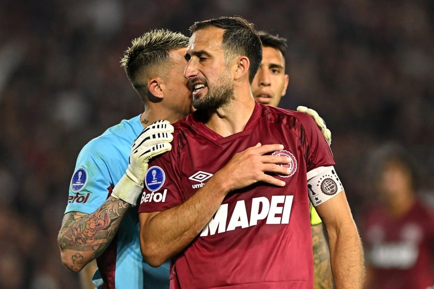 Soccer Football - Copa Sudamericana - Semi Final - Second Leg - Lanus v Universidad de Chile - Estadio Ciudad de Lanus - Nestor Diaz Perez, Lanus, Argentina - October 30, 2025 
Lanus' Nahuel Hernan Losada with Carlos Izquierdoz REUTERS/Rodrigo Valle