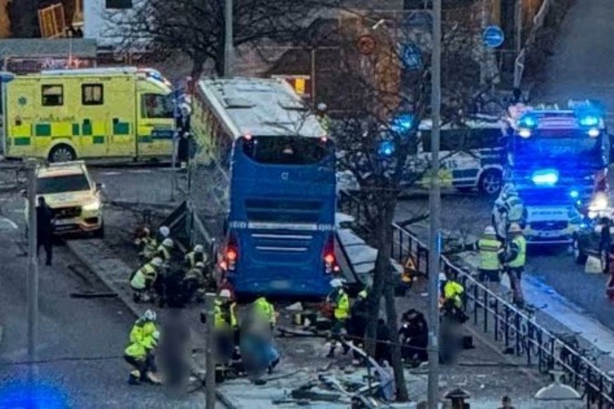 Equipos de rescate trabajaron durante horas para asistir a las víctimas del choque en pleno centro de Estocolmo.