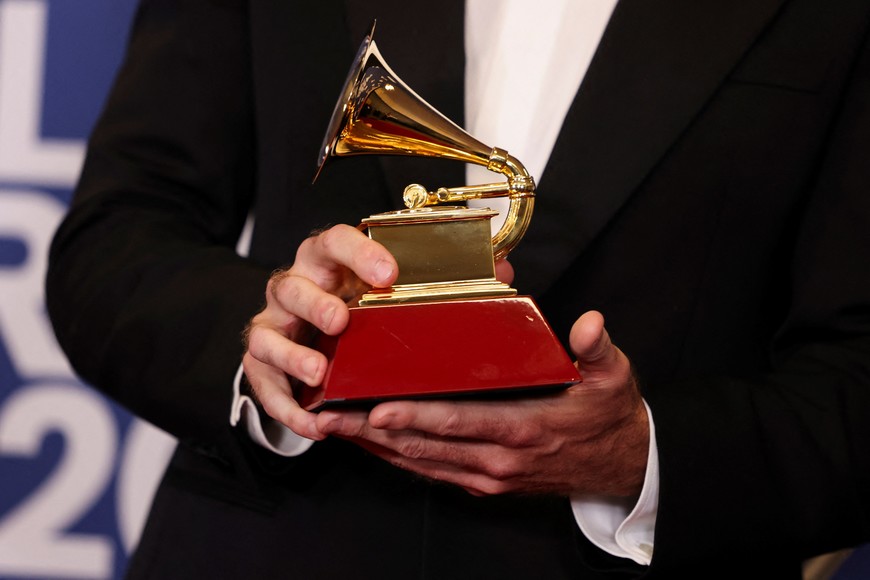 Lewis Pickett poses with the Record Of The Year award for "Palmeras En El Jardin" at the 26th Annual Latin Grammy Awards in Las Vegas, Nevada, U.S., November 13, 2025. REUTERS/Ronda Churchill