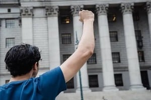 La participación política, para ser efectiva, debe estar informada y formada por un profundo sentido de la justicia. Este sentido no es innato, sino que debe ser cultivado mediante la reflexión crítica sobre los principios que rigen la sociedad.