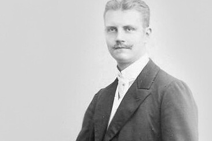 Robert Michels (1876-1936), sociólogo y politólogo alemán. Afirmaba que "tanto en autocracia como en democracia siempre gobernará una minoría", ya que para él la idea básica es que "toda organización se vuelve oligárquica".