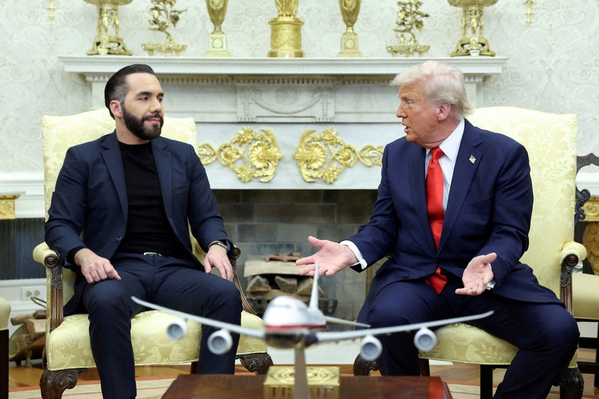 FILE PHOTO: U.S. President Donald Trump meets with El Salvador President Nayib Bukele in the Oval Office at the White House in Washington, D.C., U.S., April 14, 2025. REUTERS/Kevin Lamarque/File Photo