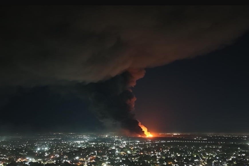 La columna de humo por el incendio en Flamia.