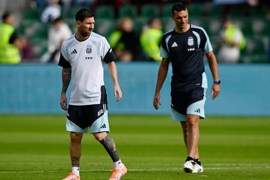 Soccer Football - International Friendly - Argentina Training - Estadio Manuel Martinez Valero, Elche, Spain - November 13, 2025
Argentina's Lionel Messi with coach Lionel Scaloni during training REUTERS/Pablo Morano