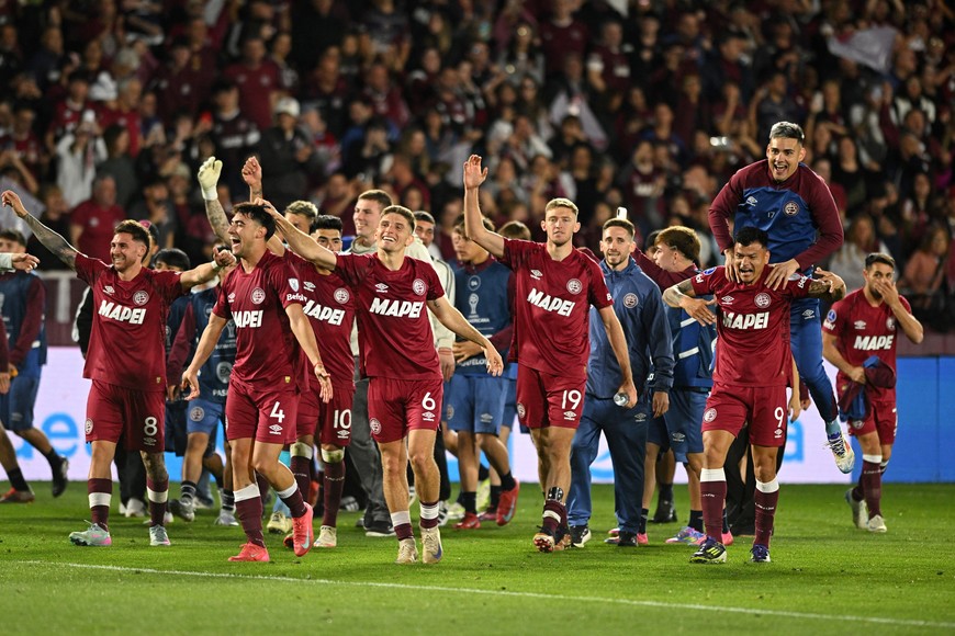 Soccer Football - Copa Sudamericana - Semi Final - Second Leg - Lanus v Universidad de Chile - Estadio Ciudad de Lanus - Nestor Diaz Perez, Lanus, Argentina - October 30, 2025 
Lanus' Sasha Marcich celebrates with teammates after the match REUTERS/Rodrigo Valle