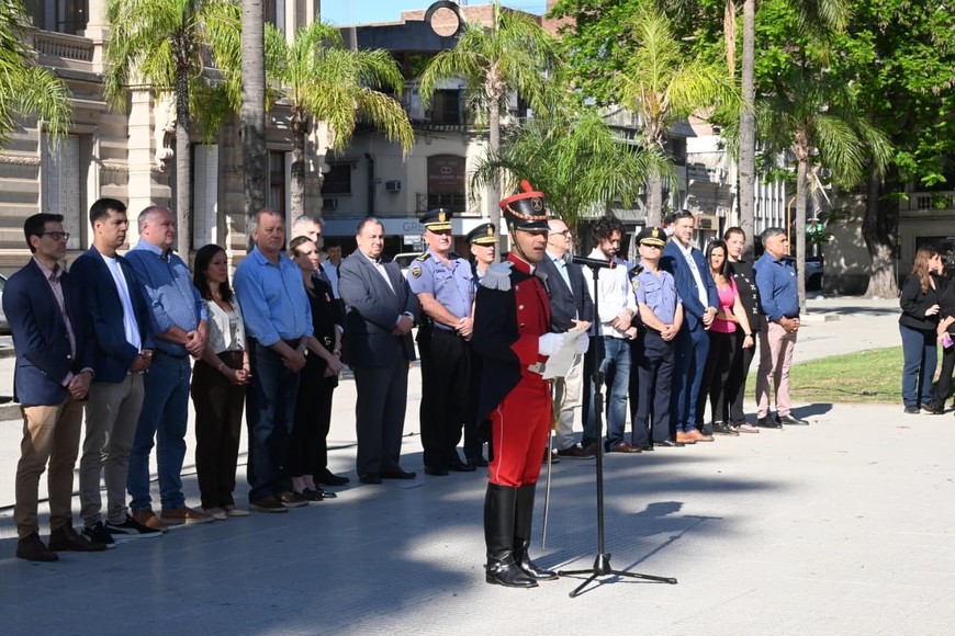 Momento del homenaje en la plaza central. Crédito: Flavio Raina.