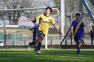 ¡Qué golazo, pibe! Así festeja un goleador de 5ta. División de la LSF. Crédito: Manuel Fabatía