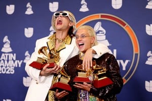 CA7RIEL & Paco Amoroso pose with the awards for Best Pop Song for "El Dia Del Amigo", Best Alternative Music Album for "Papota", Best Alternative Song for "#Tetas", Best Short Form Music Video for "#Tetas", and Best Long Form Music Video for "Papota (Short Film)" at the 26th Annual Latin Grammy Awards in Las Vegas, Nevada, U.S., November 13, 2025. REUTERS/Ronda Churchill