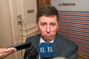 El senador Rubén Pirola (PJ-Las Colonias), presidente del bloque justicialista, mencionó el espíritu republicano que dominó la Convención Constituyente cuando se desechó la idea de darle existencia en la provincia a los DNU que existen a nivel nacional. Foto: Archivo / Flavio Raina.