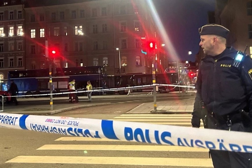 La policía sueca acordonó la zona y abrió una causa por homicidio involuntario para determinar el origen del impacto.