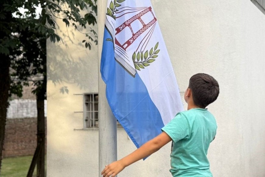 La bandera, seleccionada tras un concurso público, ya flamea como símbolo oficial de la ciudad.