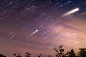 Panorama nocturno en plena manifestación astronómica.