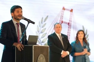 Pullaro dialogó con la prensa tras el izamiento de la nueva bandera de Santa Fe en el Parque del Sur. Foto: Gentileza 