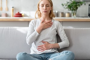 Cambios de postura que favorecen la relajación del diafragma.