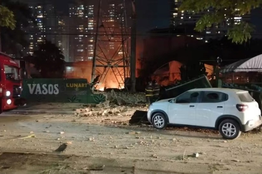 Vehículos y fachadas cercanas sufrieron daños por la onda expansiva de la explosión.