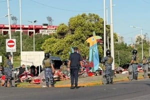 Operativo en Independiente: detienen a “Bebote” Álvarez y a un centenar de barras