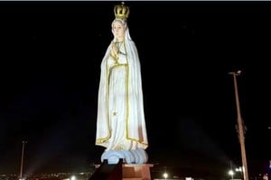 La estatua de Nuestra Señora de Fátima alcanzó 54 metros y convocó a miles en Crato. Foto: Gentileza