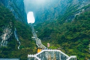 Accidente viral: un vehículo falló en la “Escalera al Cielo” y provocó destrozos en un monumento chino