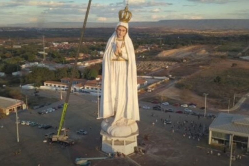 El izado y montaje de la imagen mariana se volvió un hito para la comunidad de Crato. Foto: Gentileza