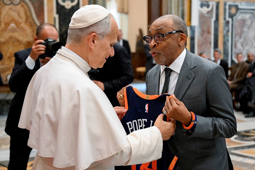 Pope Leo XIV meets with filmmaker Spike Lee, during an audience with artists from the world of cinema in the Sala Clementina at the Vatican, November 15, 2025, in this handout image. Simone Risoluti/Vatican Media/­Handout via REUTERS    ATTENTION EDITORS - THIS IMAGE WAS PROVIDED BY A THIRD PARTY.