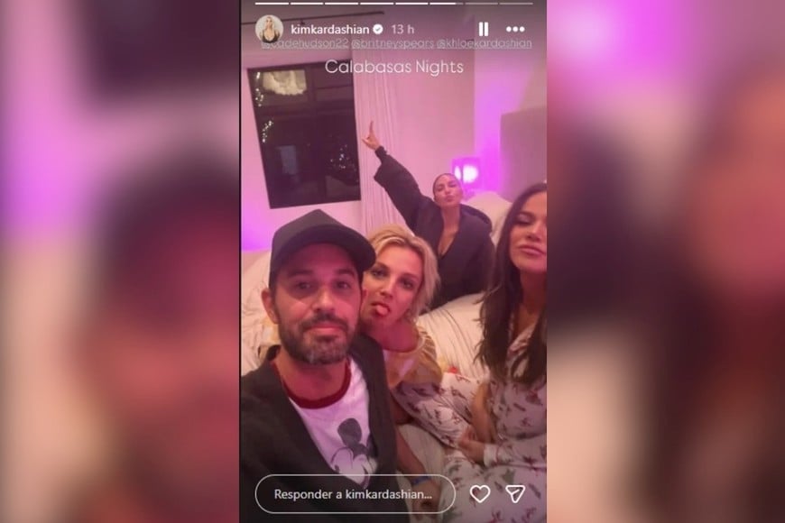 La selfie publicada por Kim generó revuelo inmediato entre fans y medios internacionales.