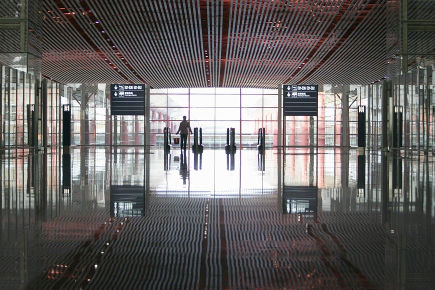 A cleaner walks inside the construction site of Beijing International Airport's new terminal on the outskirts of Beijing January 8, 2008. In preparation for a passenger surge during the 2008 Olympics this August, the newly_built No.3 terminal building at the main airport in Beijing has started getting ready for operations. "The terminal building will be put to use in two phases. The first phase is expected to start trial operation on February 29", Xinhua News Agency quoted an official at the Beijing Capital International Airport.   REUTERS_Alfred Cheng Jin (CHINA) pekin china  nueva terminal aeropuerto internacional pekin preparativos juegos olimpicos 2008