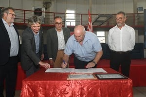 El momento de la firma del presidente de Unión, Luis Spahn, de la creación de la Academia de Ciencias del Deporte. Observan Amílcar Cecotti, Diego Sales, Jorge Tissera y Ricardo Dupuy.