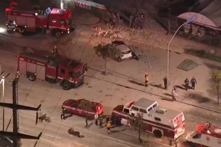 Equipos de emergencia acordonaron la zona mientras evaluaban la magnitud de los daños.