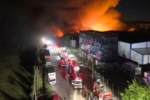 El director de Defensa Civil recomendó “que cierren las puertas, las ventanas y eviten circular por la zona”.