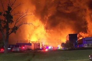 La onda expansiva provocó daños en viviendas cercanas y rompió varios vidrios.