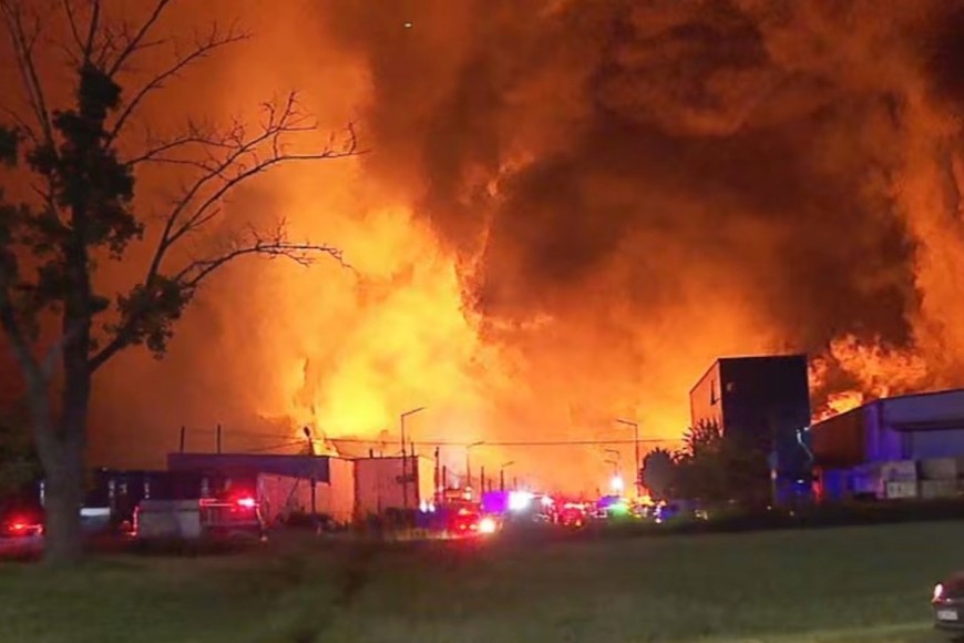 La onda expansiva provocó daños en viviendas cercanas y rompió varios vidrios.
