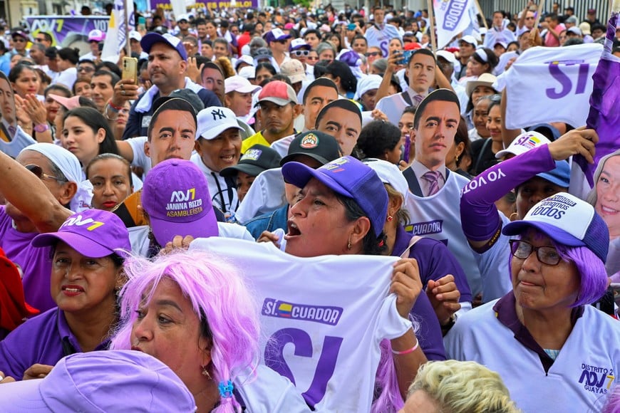 Supporters attend a meeting with Annabella Azin (not pictured), mother of Ecuador's President Daniel Noboa and a member of the National Assembly, on a referendum to decide whether to allow the return of foreign military bases, which Noboa says are central to fighting organized crime, and whether Ecuadoreans back convening an assembly to rewrite the constitution, in Guayaquil, Ecuador November 13, 2025. REUTERS/Vicente Gaibor del Pino