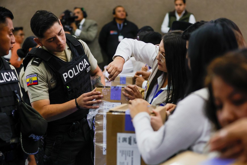 (251114) -- QUITO, 14 noviembre, 2025 (Xinhua) -- Policías y personal técnico del Consejo Nacional Electoral (CNE) verifican los sellos y preparan los paquetes electorales que serán utilizados en la jornada "Voto en Casa", en la que grupos prioritarios y con discapacidad ejercerán el sufragio en sus hogares, en el marco de la consulta popular y el referendo constitucional, en la ciudad de Quito, capital de Ecuador, el 14 de noviembre de 2025. En Ecuador, donde el voto es obligatorio, el Consejo Nacional Electoral llevó también a cabo a primera hora del viernes la jornada conocida como "Voto en Casa", en la que sufragaron 597 electores a escala nacional, distribuidos en 174 Juntas Receptoras del Voto Móvil. (Xinhua/Ricardo Landeta) (rl) (jg) (da)