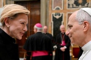 La actriz Cate Blanchett junto a León XIV durante el encuentro. Crédito: REUTERS.