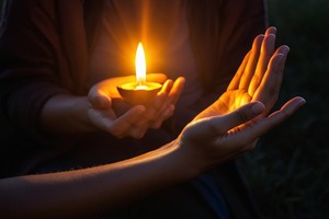 "Pedir no nos empequeñece. Nos recuerda que, aún rotos, seguimos siendo puente para otros".