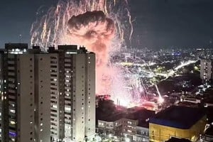 Restos de pirotecnia quedaron esparcidos por calles y veredas tras el siniestro.