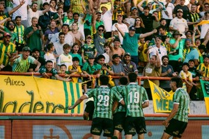 Aldosivi celebró la permanencia tras un 4-2 inolvidable en Mar del Plata.