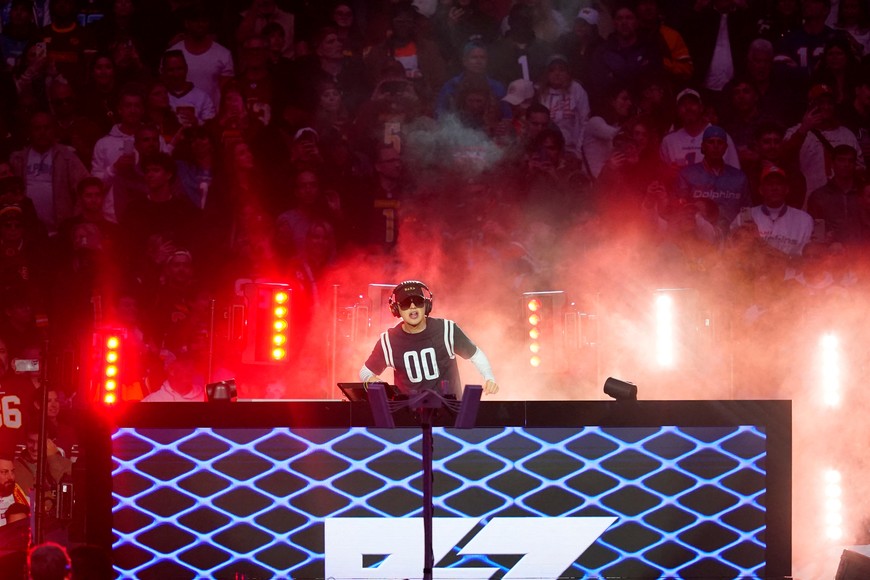 Football - NFL - Miami Dolphins v Washington Commanders - Santiago Bernabeu, Madrid, Spain - November 16, 2025
Musician Bizarrap performs during the half time show REUTERS/Ana Beltran