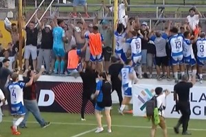 El festejo de los jugadores de Midland con su gente, consumado el histórico ascenso a la segunda categoría del fútbol argentino. Si le toca enfrentar a Colón, será por primera vez en la historia de ambos clubes.