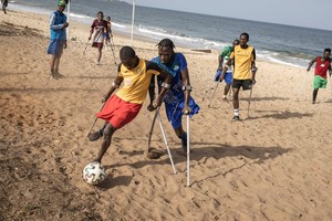 Fútbol entre adolescentes amputados, consecuencia de cuando la guerra busca dañar la infancia para arruinar el presente y evitar el futuro. En Sierra Leona, África.
