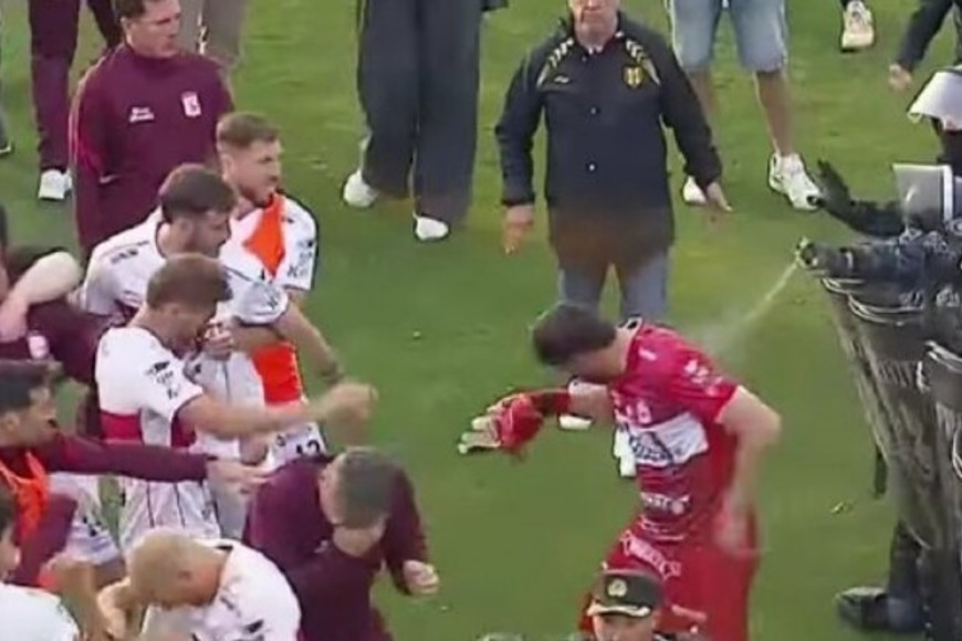 El partido entre Deportivo Madryn y Deportivo Morón terminó en un batalla campal.