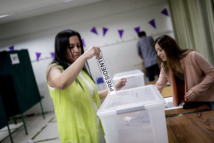 An election worker applies a sticker to a ballot box, on the day of the presidential election, at a polling station in Santiago, Chile November 16, 2025. REUTERS/Juan Gonzalez